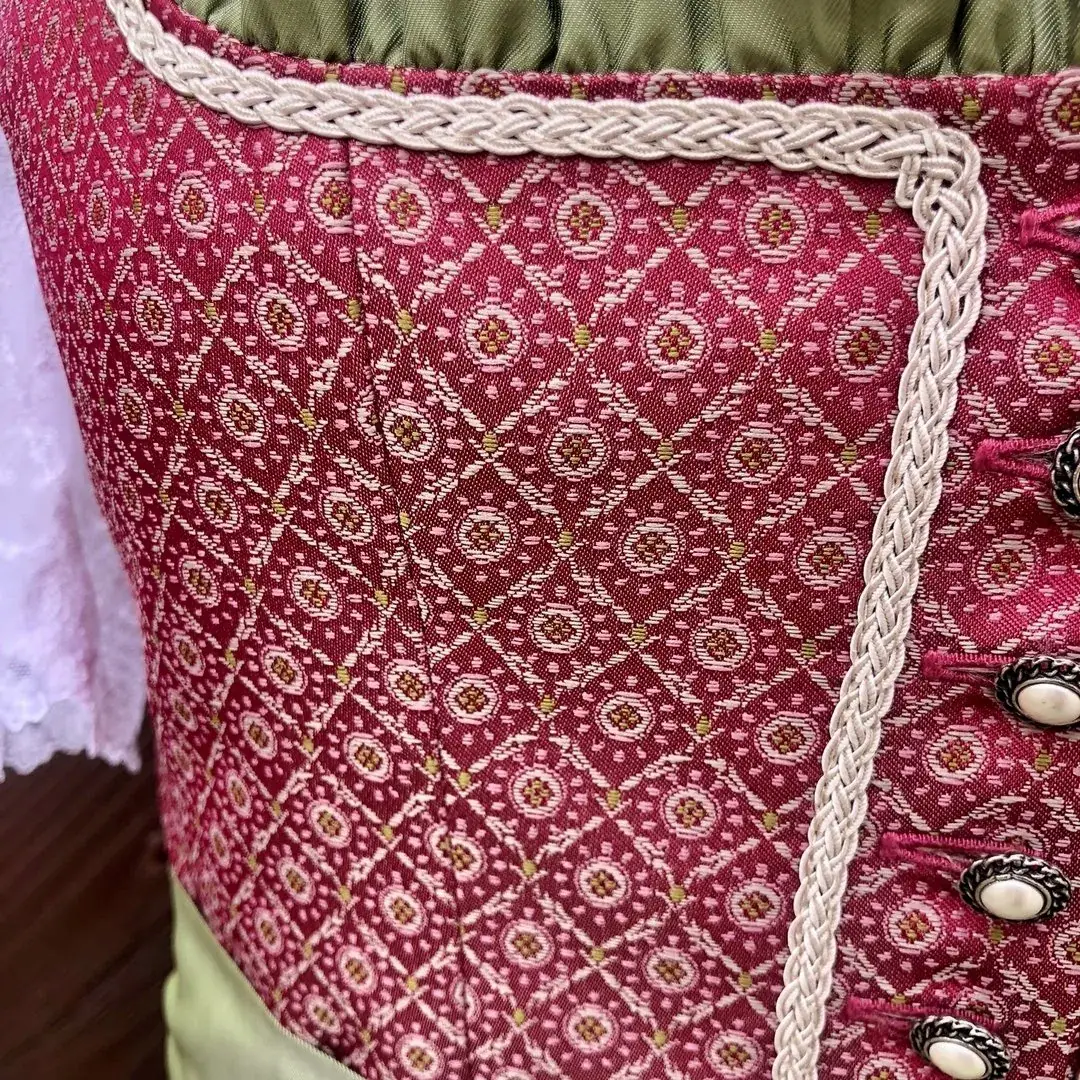 Hammerschmid Dirndl rot-taupe – Bild 10 – Chiemgauer Heimatwerk Trachten-Onlineshop Hammerschmid Dirndl rot-taupe - Bild 10 - Chiemgauer Heimatwerk Trachten-Onlineshop