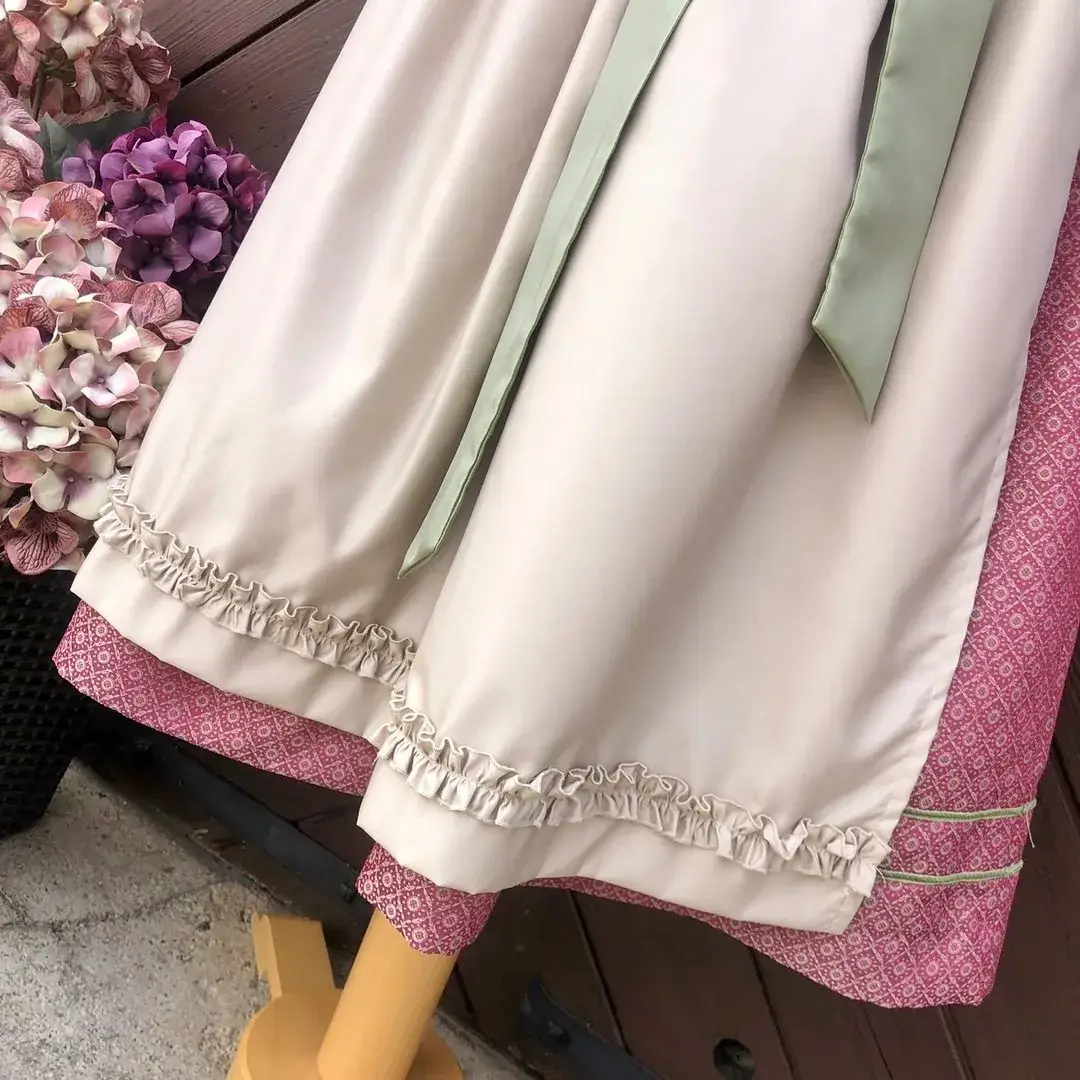 Hammerschmid Dirndl rot-taupe – Bild 17 – Chiemgauer Heimatwerk Trachten-Onlineshop Hammerschmid Dirndl rot-taupe - Bild 17 - Chiemgauer Heimatwerk Trachten-Onlineshop