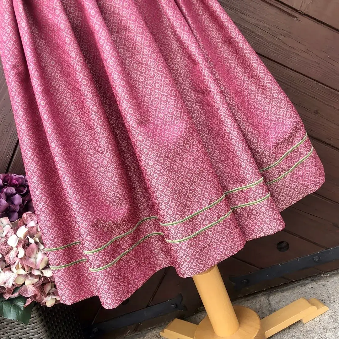 Hammerschmid Dirndl rot-taupe – Bild 28 – Chiemgauer Heimatwerk Trachten-Onlineshop Hammerschmid Dirndl rot-taupe - Bild 28 - Chiemgauer Heimatwerk Trachten-Onlineshop