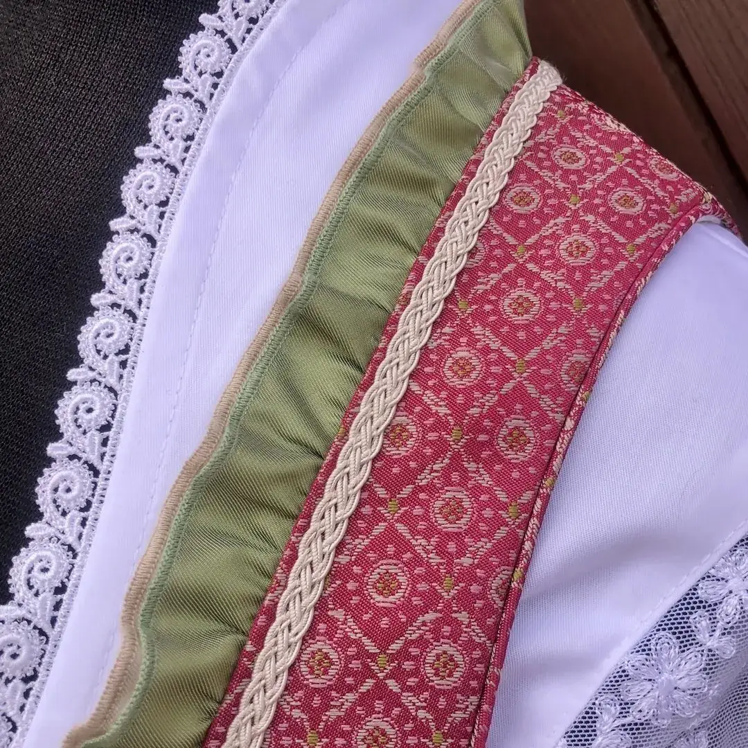 Hammerschmid Dirndl rot-taupe – Bild 9 – Chiemgauer Heimatwerk Trachten-Onlineshop Hammerschmid Dirndl rot-taupe - Bild 9 - Chiemgauer Heimatwerk Trachten-Onlineshop