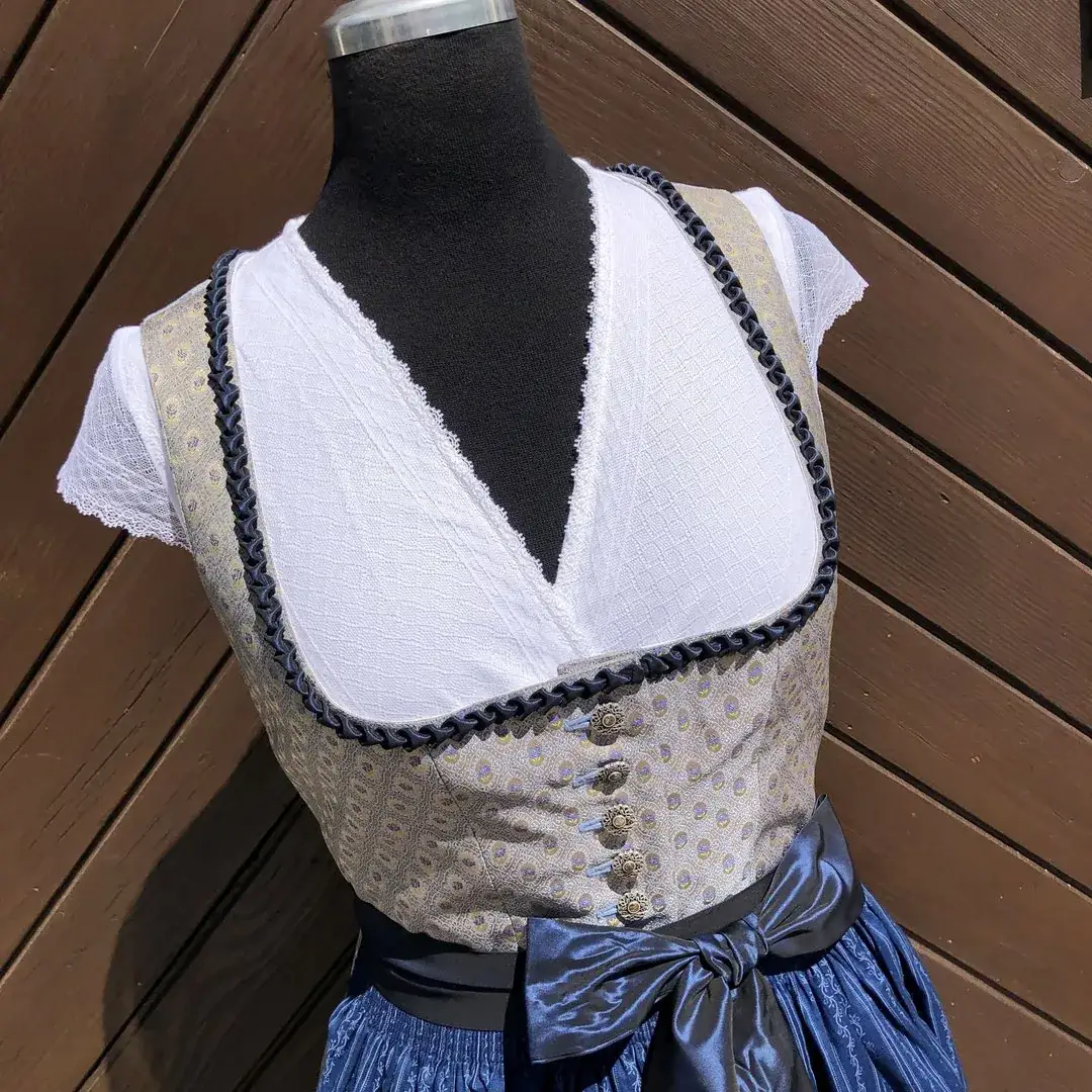 Hammerschmid Dirndlbluse kurzarm mit V-Ausschnitt No. 1 – Bild 12 – Chiemgauer Heimatwerk Trachten-Onlineshop Hammerschmid Dirndlbluse kurzarm mit V-Ausschnitt No. 1 - Bild 12 - Chiemgauer Heimatwerk Trachten-Onlineshop