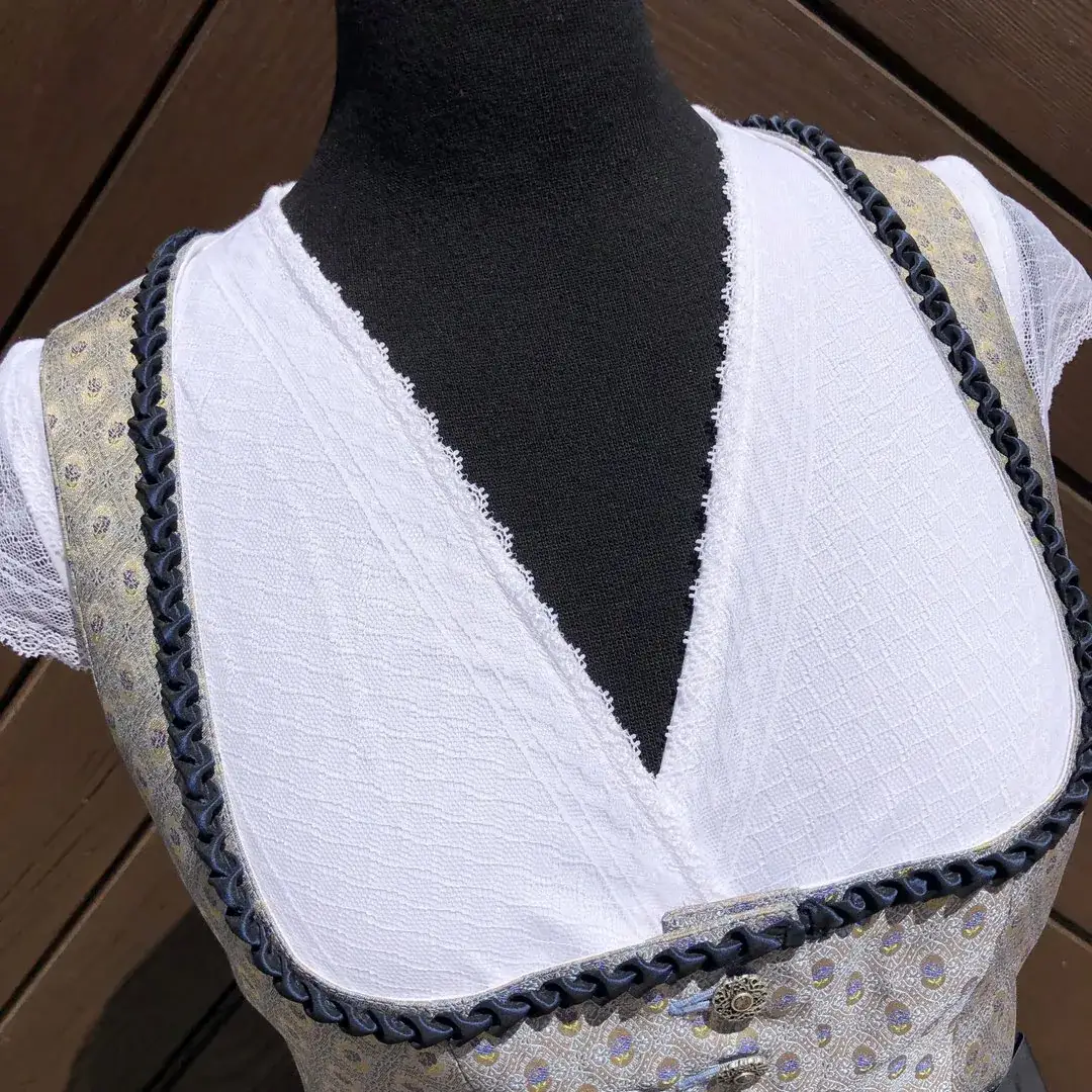 Hammerschmid Dirndlbluse kurzarm mit V-Ausschnitt No. 1 – Bild 15 – Chiemgauer Heimatwerk Trachten-Onlineshop Hammerschmid Dirndlbluse kurzarm mit V-Ausschnitt No. 1 - Bild 15 - Chiemgauer Heimatwerk Trachten-Onlineshop