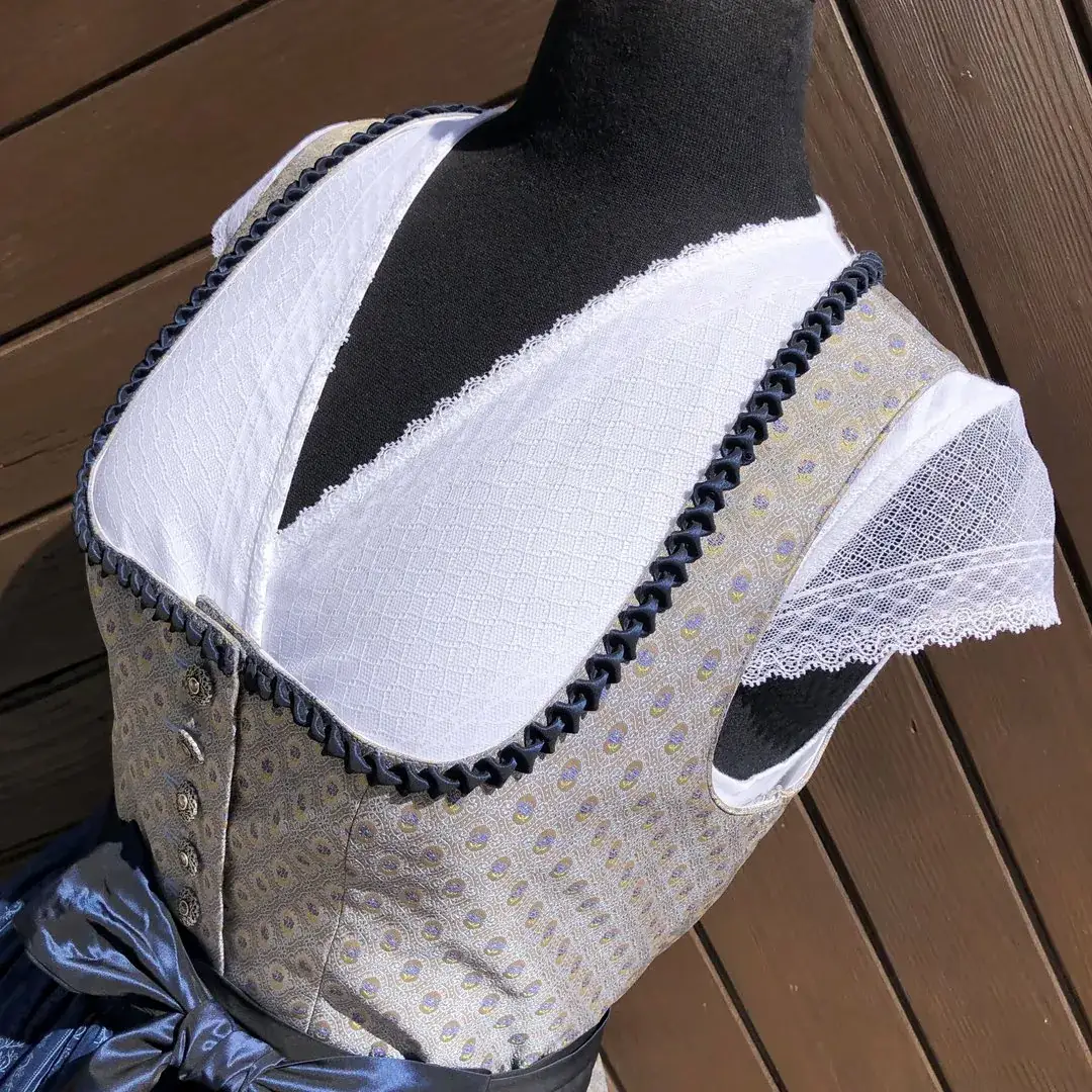 Hammerschmid Dirndlbluse kurzarm mit V-Ausschnitt No. 1 – Bild 17 – Chiemgauer Heimatwerk Trachten-Onlineshop Hammerschmid Dirndlbluse kurzarm mit V-Ausschnitt No. 1 - Bild 17 - Chiemgauer Heimatwerk Trachten-Onlineshop