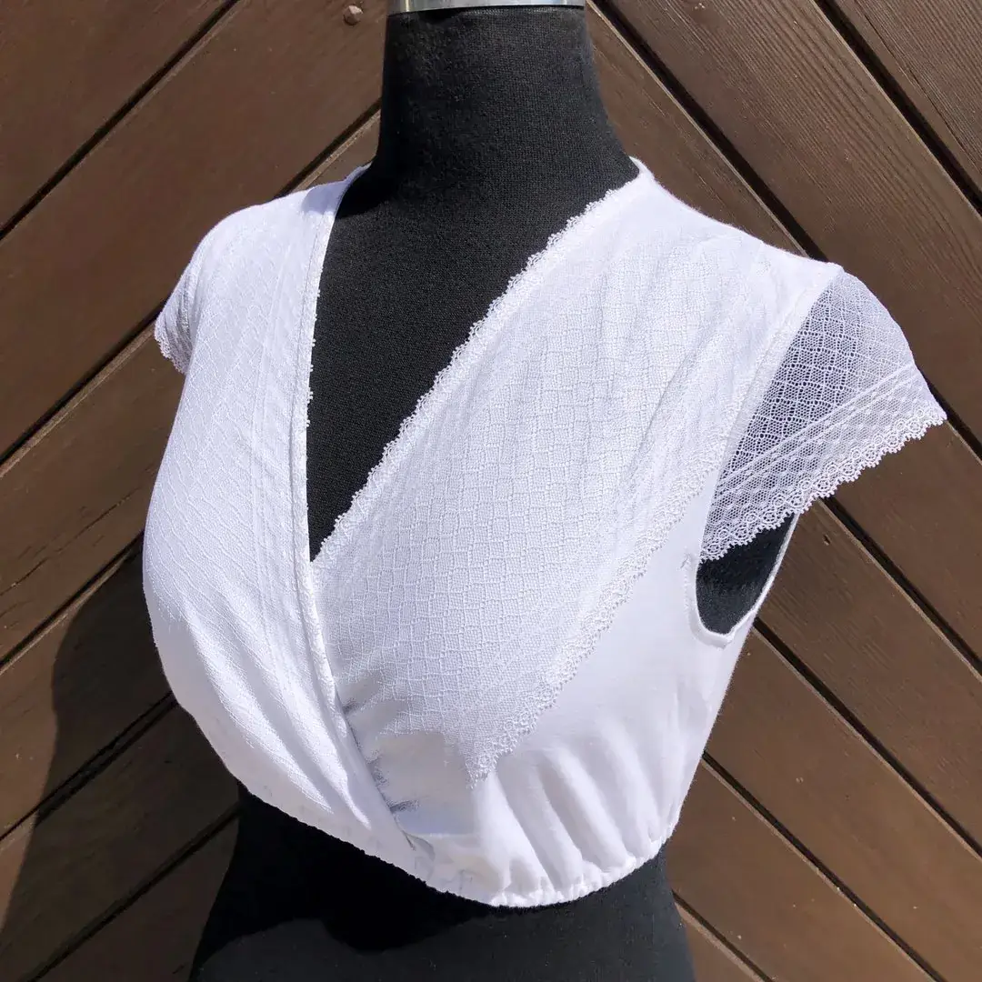 Hammerschmid Dirndlbluse kurzarm mit V-Ausschnitt No. 1 – Bild 4 – Chiemgauer Heimatwerk Trachten-Onlineshop Hammerschmid Dirndlbluse kurzarm mit V-Ausschnitt No. 1 - Bild 4 - Chiemgauer Heimatwerk Trachten-Onlineshop