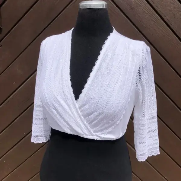 Hammerschmid Dirndlbluse kurzarm mit V-Ausschnitt No. 2 – Bild 1 – Chiemgauer Heimatwerk Trachten-Onlineshop Hammerschmid Dirndlbluse kurzarm mit V-Ausschnitt No. 2 - Bild 1 - Chiemgauer Heimatwerk Trachten-Onlineshop