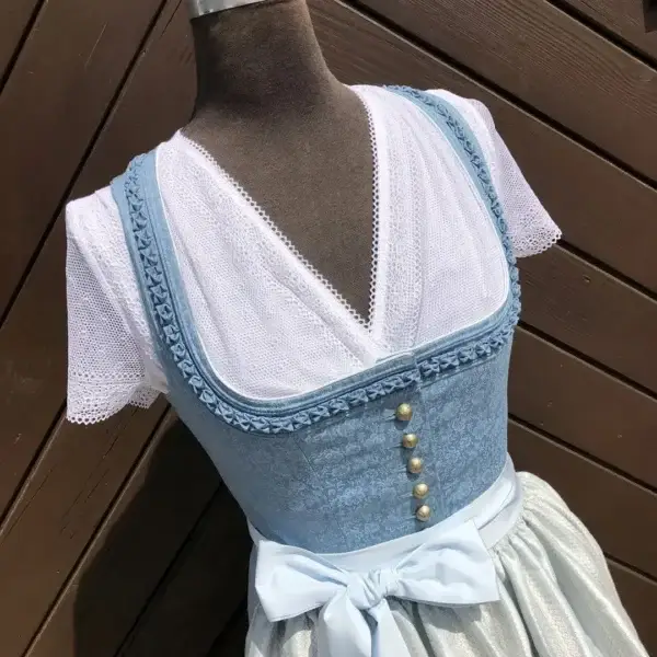 Hammerschmid Dirndlbluse kurzarm mit V-Ausschnitt No. 4 – Bild 1 – Chiemgauer Heimatwerk Trachten-Onlineshop Hammerschmid Dirndlbluse kurzarm mit V-Ausschnitt No. 4 - Bild 1 - Chiemgauer Heimatwerk Trachten-Onlineshop