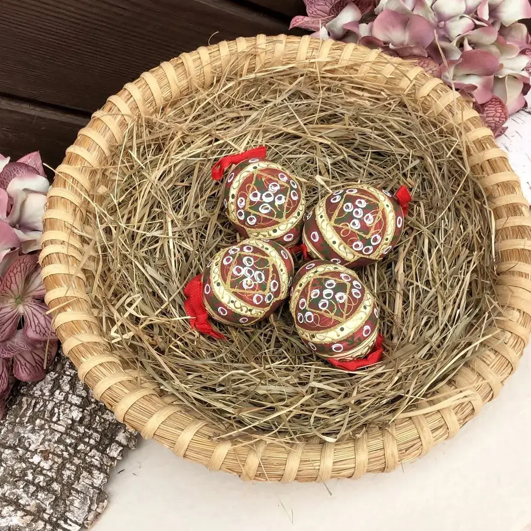 Handbemalte Ostereier in weinrot-creme No. 1 – Bild 2 – Chiemgauer Heimatwerk Trachten-Onlineshop Handbemalte Ostereier in weinrot-creme No. 1 - Bild 2 - Chiemgauer Heimatwerk Trachten-Onlineshop