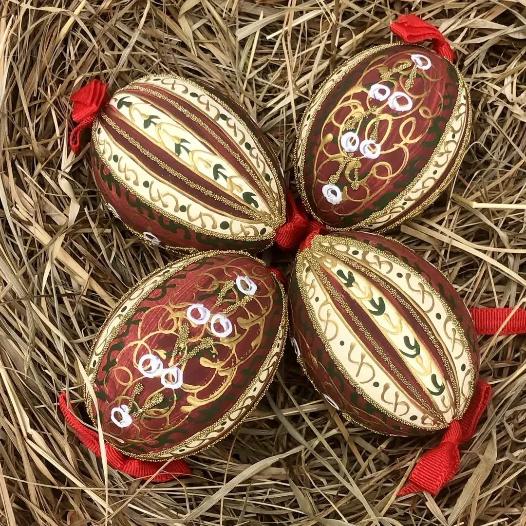 Handbemalte Ostereier in weinrot-creme No. 2 – Bild 6 – Chiemgauer Heimatwerk Trachten-Onlineshop Handbemalte Ostereier in weinrot-creme No. 2 - Bild 6 - Chiemgauer Heimatwerk Trachten-Onlineshop