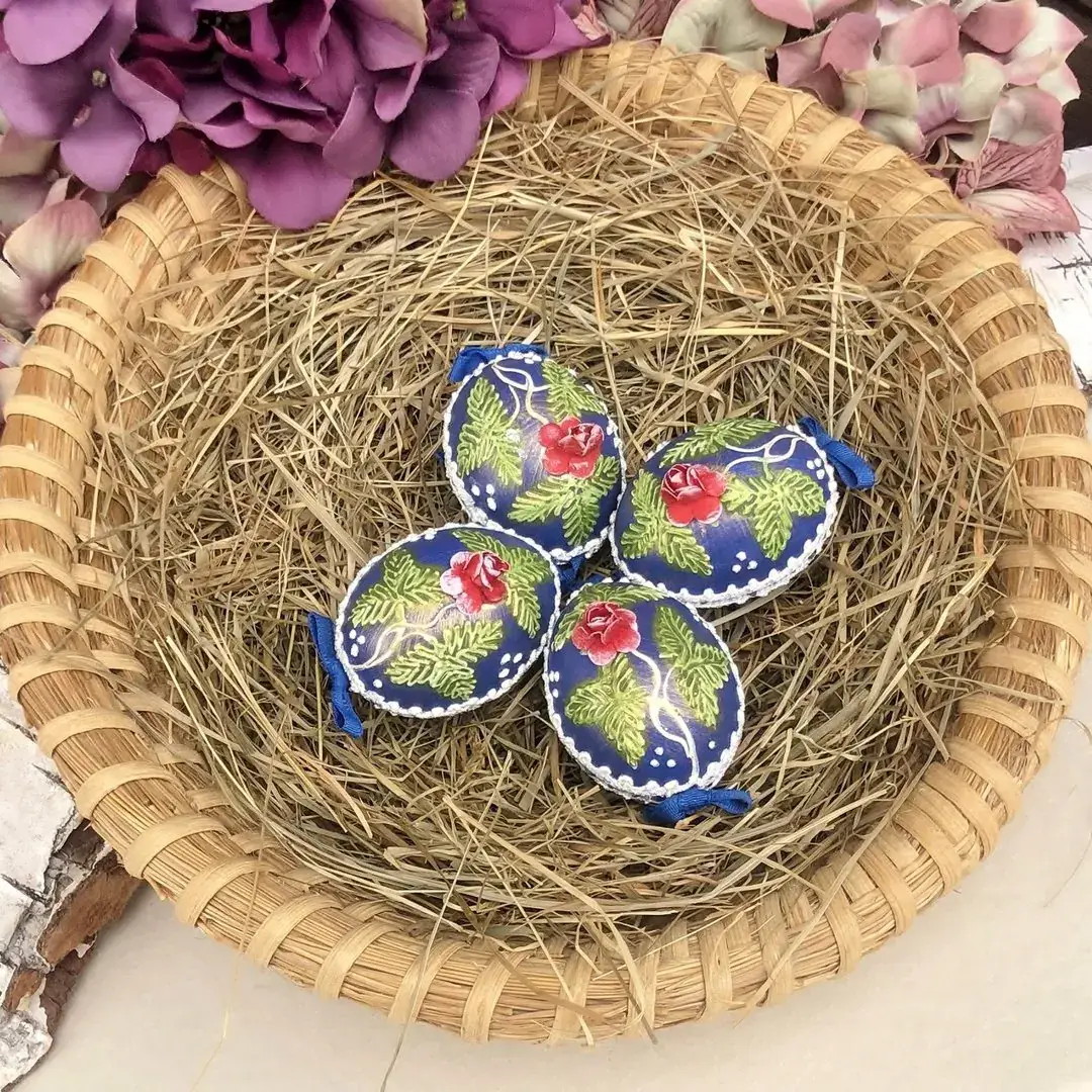 Handbemalte Ostereier mit Röschen royalblau – Bild 2 – Chiemgauer Heimatwerk Trachten-Onlineshop Handbemalte Ostereier mit Röschen royalblau - Bild 2 - Chiemgauer Heimatwerk Trachten-Onlineshop