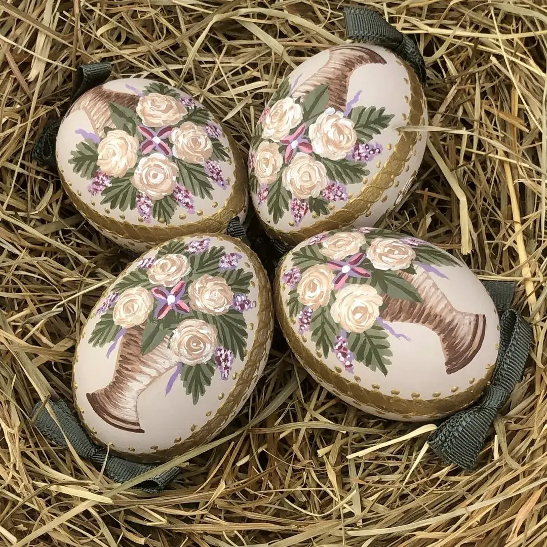 Handbemalte Ostereier mit Rosen weiß – Bild 1 – Chiemgauer Heimatwerk Trachten-Onlineshop Handbemalte Ostereier mit Rosen weiß - Bild 1 - Chiemgauer Heimatwerk Trachten-Onlineshop