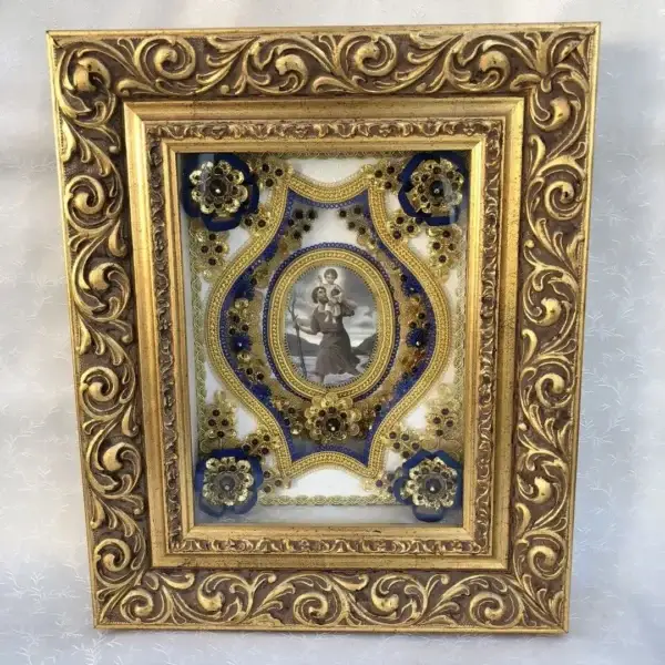 Klosterarbeit Hl. Christopherus mit Kind – Bild 1 – Chiemgauer Heimatwerk traditioneller Trachten-Onlineshop Klosterarbeit Hl. Christopherus mit Kind - Bild 1 - Chiemgauer Heimatwerk traditioneller Trachten-Onlineshop