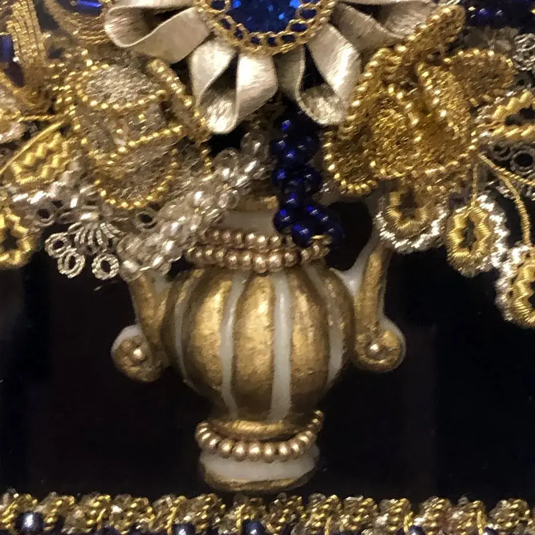 Vase weiß-gold handgefertigte Wachsmodel für Klosterarbeit – Bild 2 – Chiemgauer Heimatwerk Trachten-Onlineshop Vase weiß-gold handgefertigte Wachsmodel für Klosterarbeit - Bild 2 - Chiemgauer Heimatwerk Trachten-Onlineshop