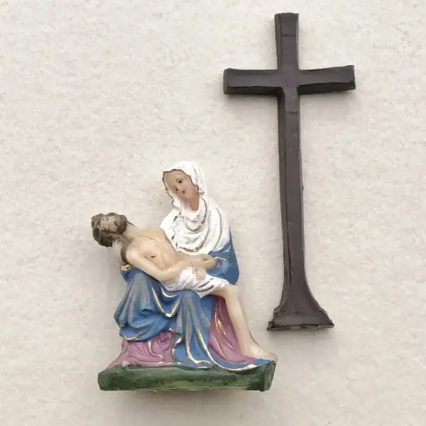 Pieta mit Kreuz handgefertigte Wachsmodel für Klosterarbeit – Bild 1 – Chiemgauer Heimatwerk traditioneller Trachten-Onlineshop Pieta mit Kreuz handgefertigte Wachsmodel für Klosterarbeit - Bild 1 - Chiemgauer Heimatwerk traditioneller Trachten-Onlineshop