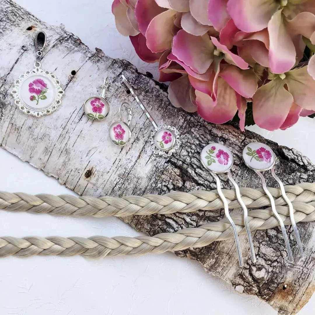 Trachtenschmuck für Damen mit Rosen No. 256 – Bild 3 – Chiemgauer Heimatwerk traditioneller Trachten-Onlineshop Trachtenschmuck für Damen mit Rosen No. 256 - Bild 3 - Chiemgauer Heimatwerk traditioneller Trachten-Onlineshop