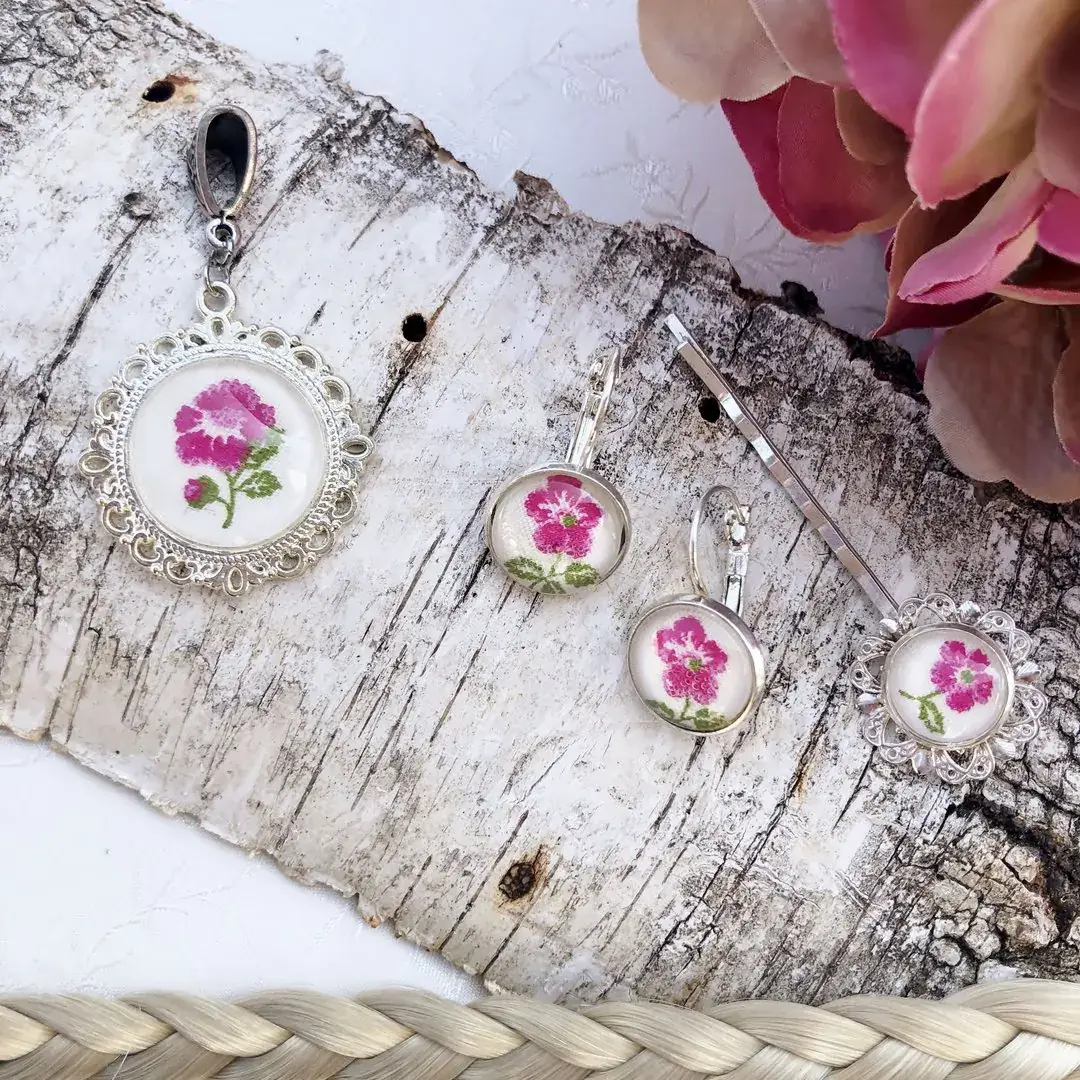 Trachtenschmuck für Damen mit Rosen No. 256 – Bild 4 – Chiemgauer Heimatwerk traditioneller Trachten-Onlineshop Trachtenschmuck für Damen mit Rosen No. 256 - Bild 4 - Chiemgauer Heimatwerk traditioneller Trachten-Onlineshop