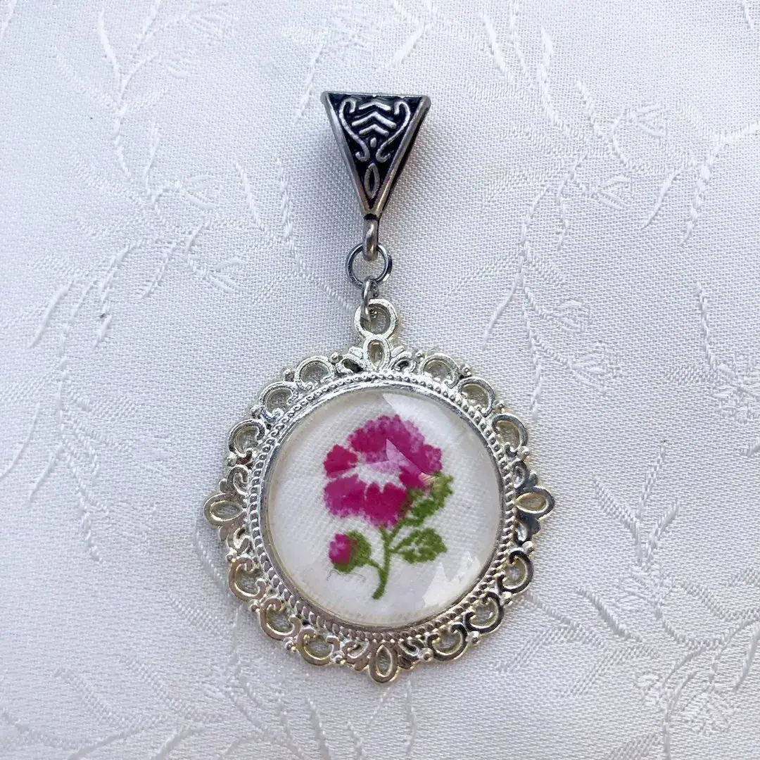 Trachtenschmuck für Damen mit Rosen No. 256 – Bild 7 – Chiemgauer Heimatwerk traditioneller Trachten-Onlineshop Trachtenschmuck für Damen mit Rosen No. 256 - Bild 7 - Chiemgauer Heimatwerk traditioneller Trachten-Onlineshop