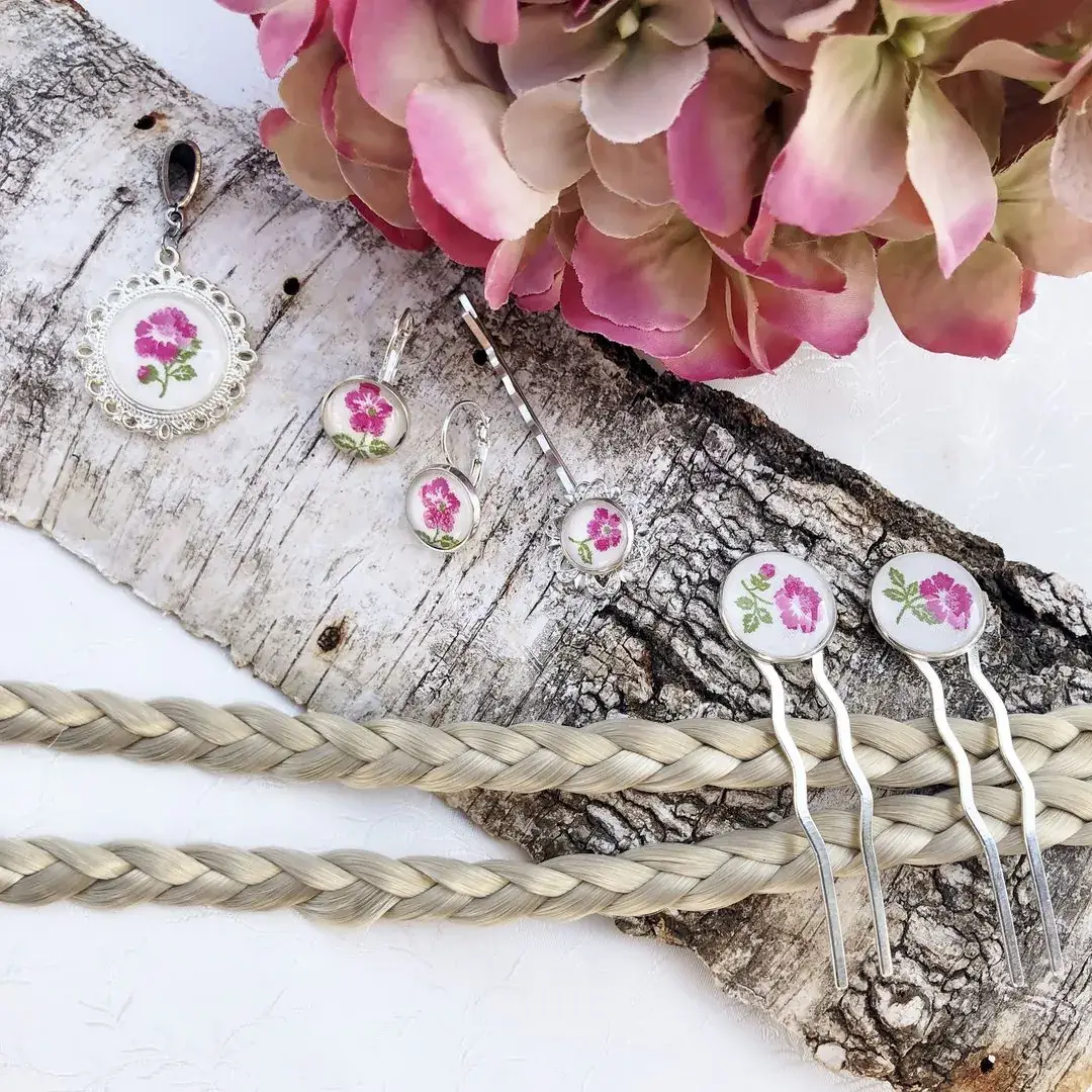 Trachtenschmuck für Damen mit Rosen No. 256 – Bild 1 – Chiemgauer Heimatwerk traditioneller Trachten-Onlineshop Trachtenschmuck für Damen mit Rosen No. 256 - Bild 1 - Chiemgauer Heimatwerk traditioneller Trachten-Onlineshop