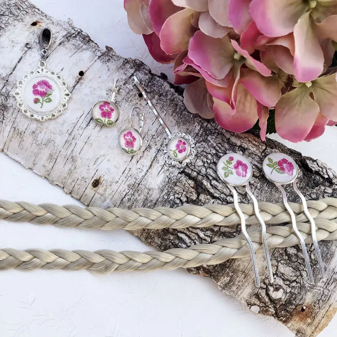 Trachtenschmuck für Damen mit Rosen No. 256 – Bild 2 – Chiemgauer Heimatwerk traditioneller Trachten-Onlineshop Trachtenschmuck für Damen mit Rosen No. 256 - Bild 2 - Chiemgauer Heimatwerk traditioneller Trachten-Onlineshop