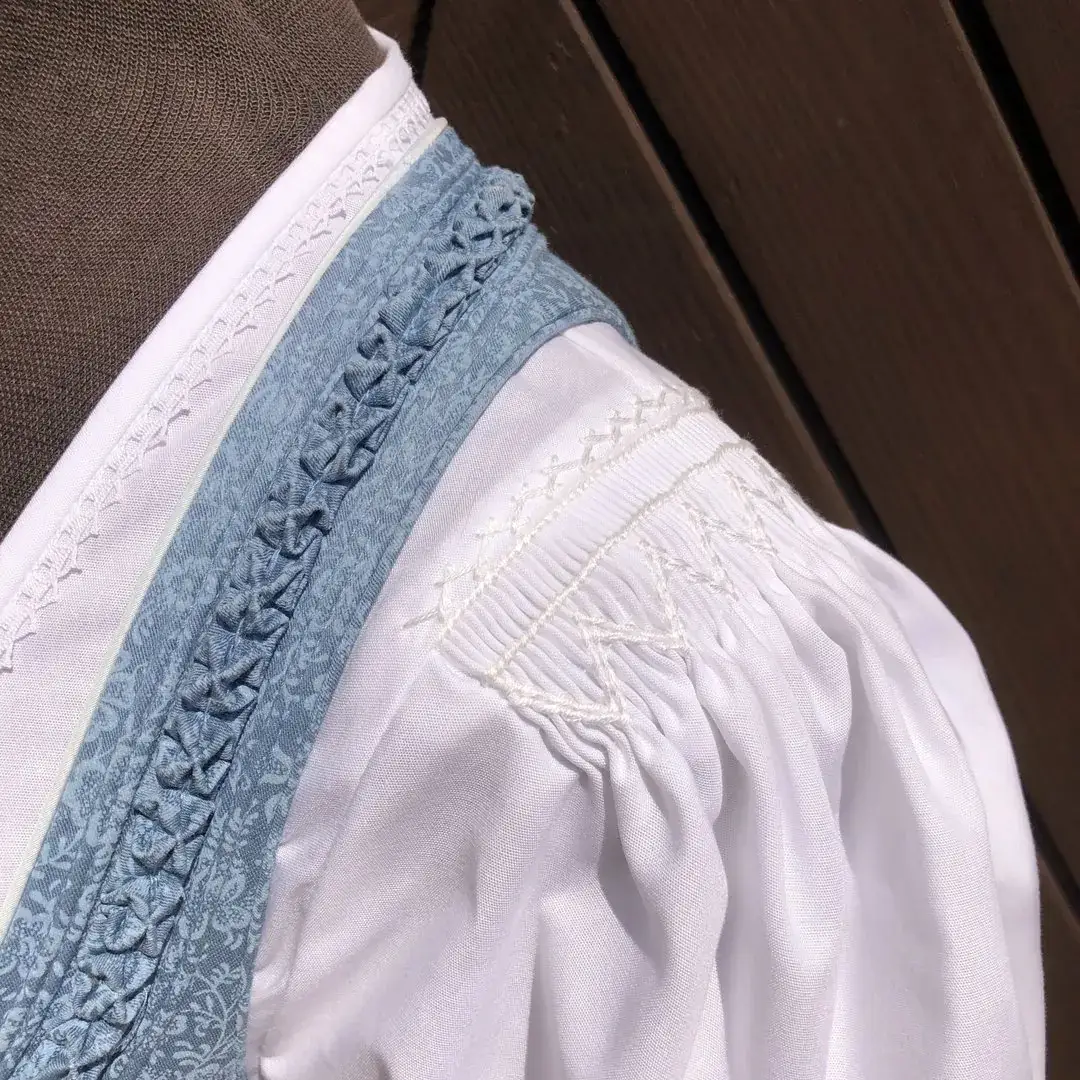 Handgereihte Waldorff Dirndlbluse mit Stickerei – Bild 46 – Chiemgauer Heimatwerk Trachten-Onlineshop Handgereihte Waldorff Dirndlbluse mit Stickerei - Bild 46 - Chiemgauer Heimatwerk Trachten-Onlineshop