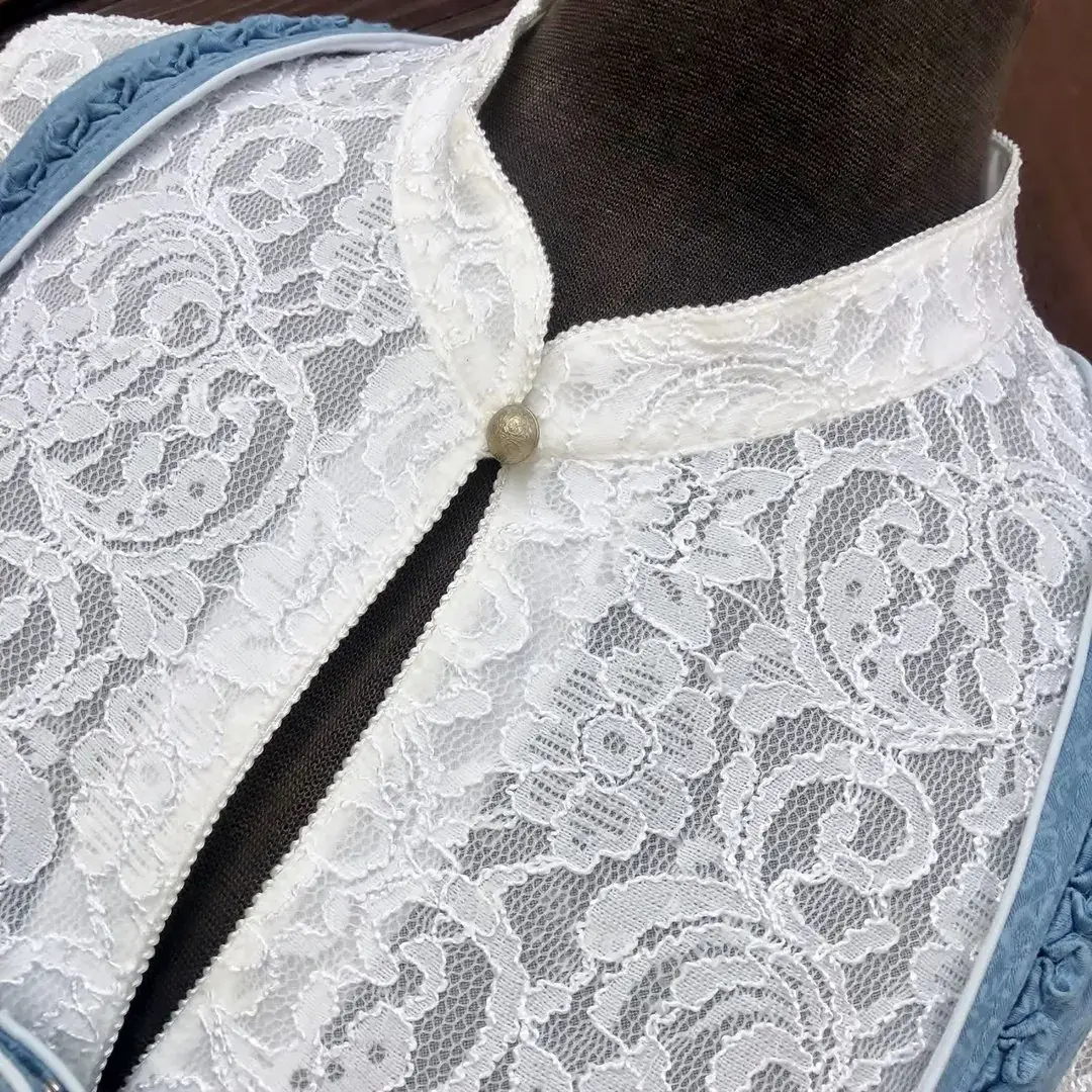 Hochgeschlossene Waldorff Dirndlbluse creme mit Stehkragen – Bild 39 – Chiemgauer Heimatwerk Trachten-Onlineshop Hochgeschlossene Waldorff Dirndlbluse creme mit Stehkragen - Bild 39 - Chiemgauer Heimatwerk Trachten-Onlineshop