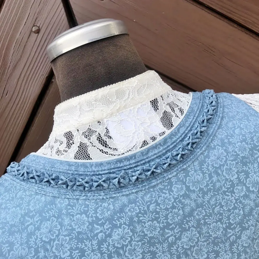 Hochgeschlossene Waldorff Dirndlbluse creme mit Stehkragen – Bild 42 – Chiemgauer Heimatwerk Trachten-Onlineshop Hochgeschlossene Waldorff Dirndlbluse creme mit Stehkragen - Bild 42 - Chiemgauer Heimatwerk Trachten-Onlineshop