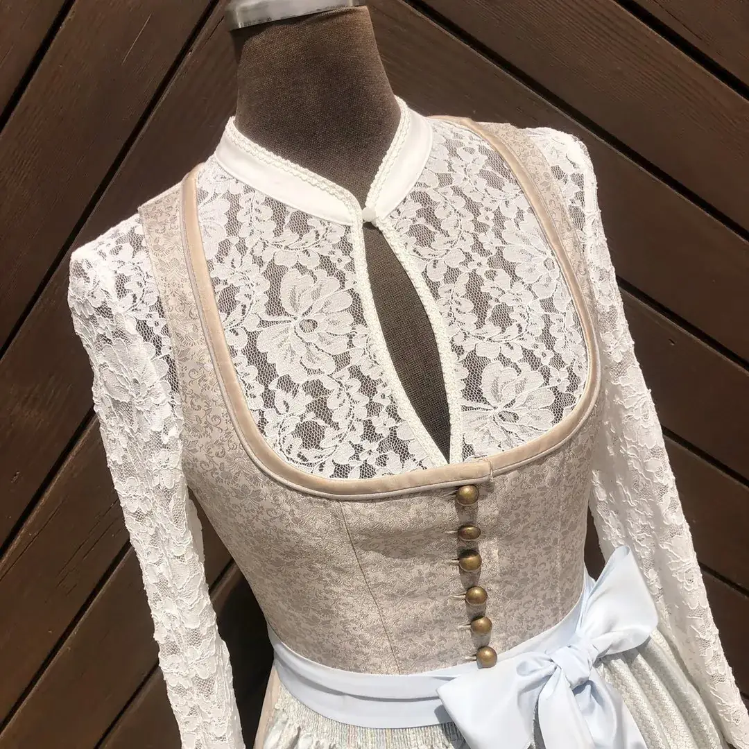Hochgeschlossene Waldorff Dirndlbluse creme No. 1 – Bild 10 – Chiemgauer Heimatwerk Trachten-Onlineshop Hochgeschlossene Waldorff Dirndlbluse creme No. 1 - Bild 10 - Chiemgauer Heimatwerk Trachten-Onlineshop