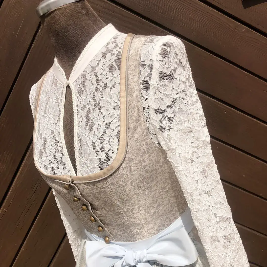 Hochgeschlossene Waldorff Dirndlbluse creme No. 1 – Bild 25 – Chiemgauer Heimatwerk Trachten-Onlineshop Hochgeschlossene Waldorff Dirndlbluse creme No. 1 - Bild 25 - Chiemgauer Heimatwerk Trachten-Onlineshop