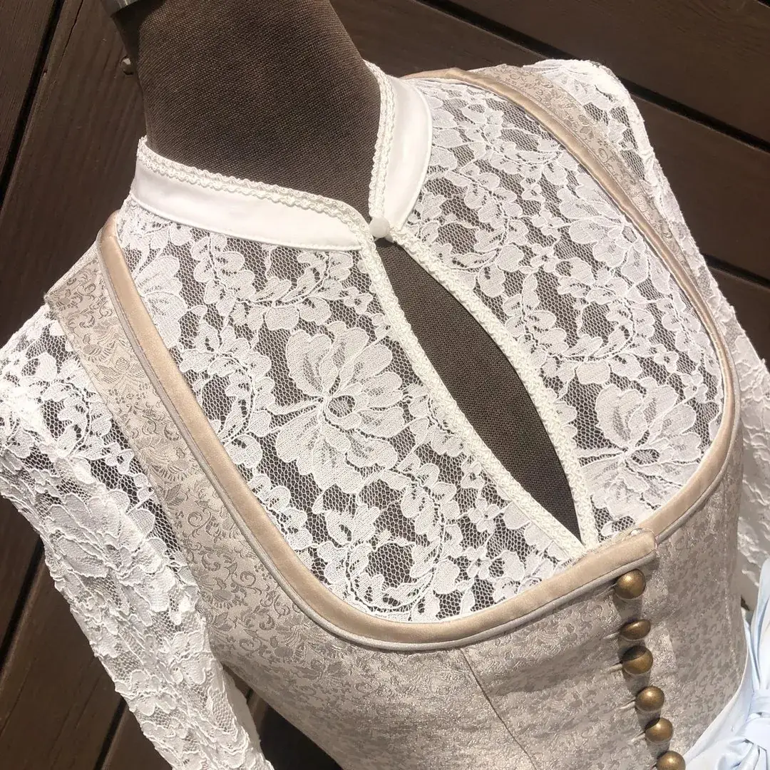 Hochgeschlossene Waldorff Dirndlbluse creme No. 1 – Bild 27 – Chiemgauer Heimatwerk Trachten-Onlineshop Hochgeschlossene Waldorff Dirndlbluse creme No. 1 - Bild 27 - Chiemgauer Heimatwerk Trachten-Onlineshop