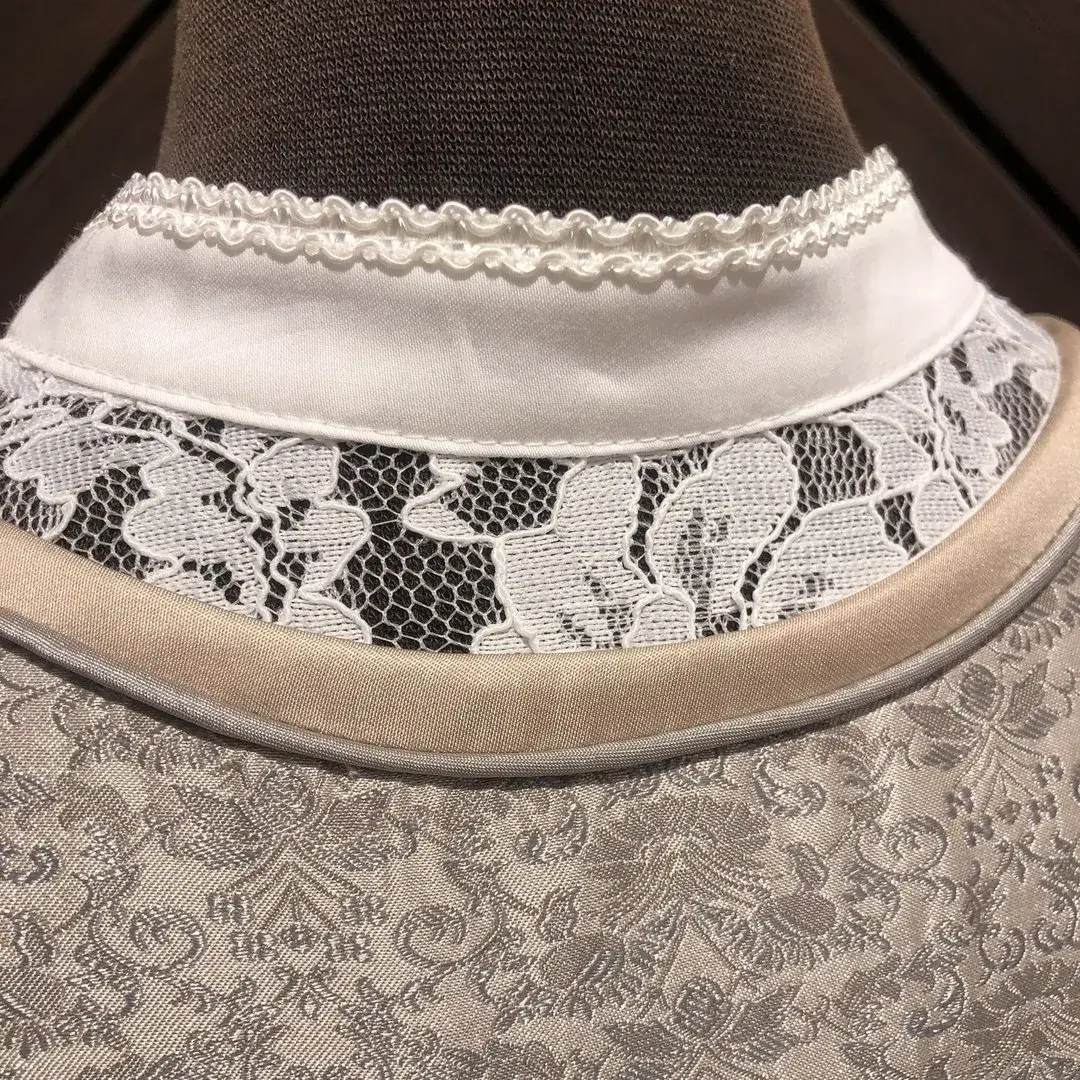 Hochgeschlossene Waldorff Dirndlbluse creme No. 1 – Bild 32 – Chiemgauer Heimatwerk Trachten-Onlineshop Hochgeschlossene Waldorff Dirndlbluse creme No. 1 - Bild 32 - Chiemgauer Heimatwerk Trachten-Onlineshop