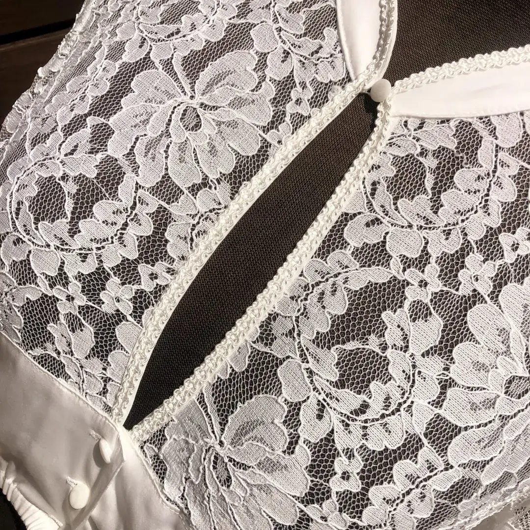 Hochgeschlossene Waldorff Dirndlbluse creme No. 1 – Bild 4 – Chiemgauer Heimatwerk Trachten-Onlineshop Hochgeschlossene Waldorff Dirndlbluse creme No. 1 - Bild 4 - Chiemgauer Heimatwerk Trachten-Onlineshop