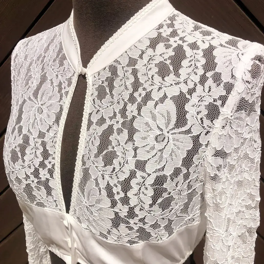 Hochgeschlossene Waldorff Dirndlbluse creme No. 1 – Bild 52 – Chiemgauer Heimatwerk Trachten-Onlineshop Hochgeschlossene Waldorff Dirndlbluse creme No. 1 - Bild 52 - Chiemgauer Heimatwerk Trachten-Onlineshop