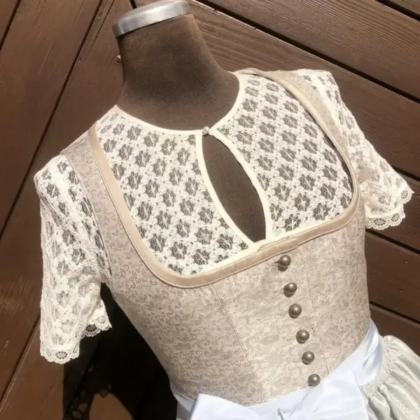 Hochgeschlossene Waldorff Dirndlbluse creme No. 2 – Bild 1 – Chiemgauer Heimatwerk Trachten-Onlineshop Hochgeschlossene Waldorff Dirndlbluse creme No. 2 - Bild 1 - Chiemgauer Heimatwerk Trachten-Onlineshop