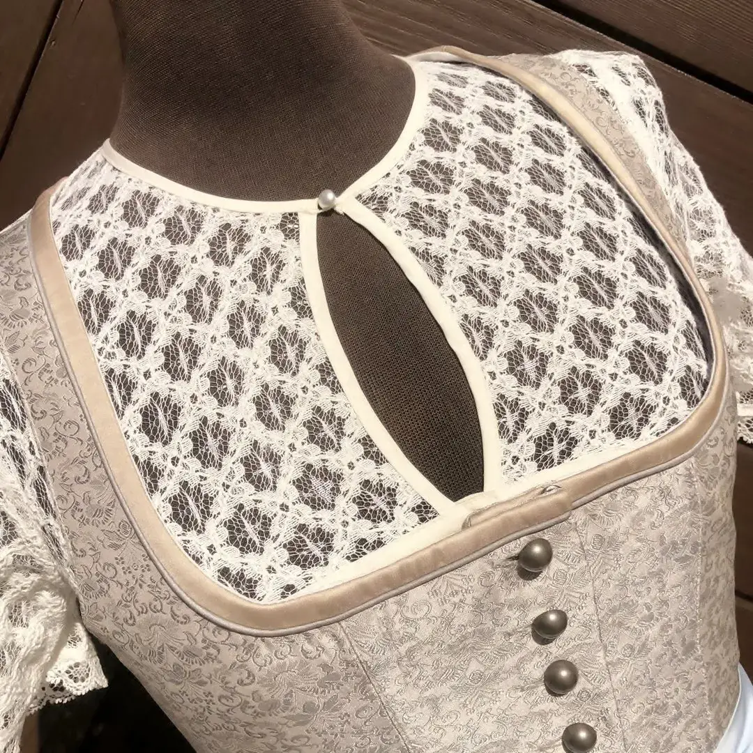 Hochgeschlossene Waldorff Dirndlbluse creme No. 2 – Bild 14 – Chiemgauer Heimatwerk Trachten-Onlineshop Hochgeschlossene Waldorff Dirndlbluse creme No. 2 - Bild 14 - Chiemgauer Heimatwerk Trachten-Onlineshop