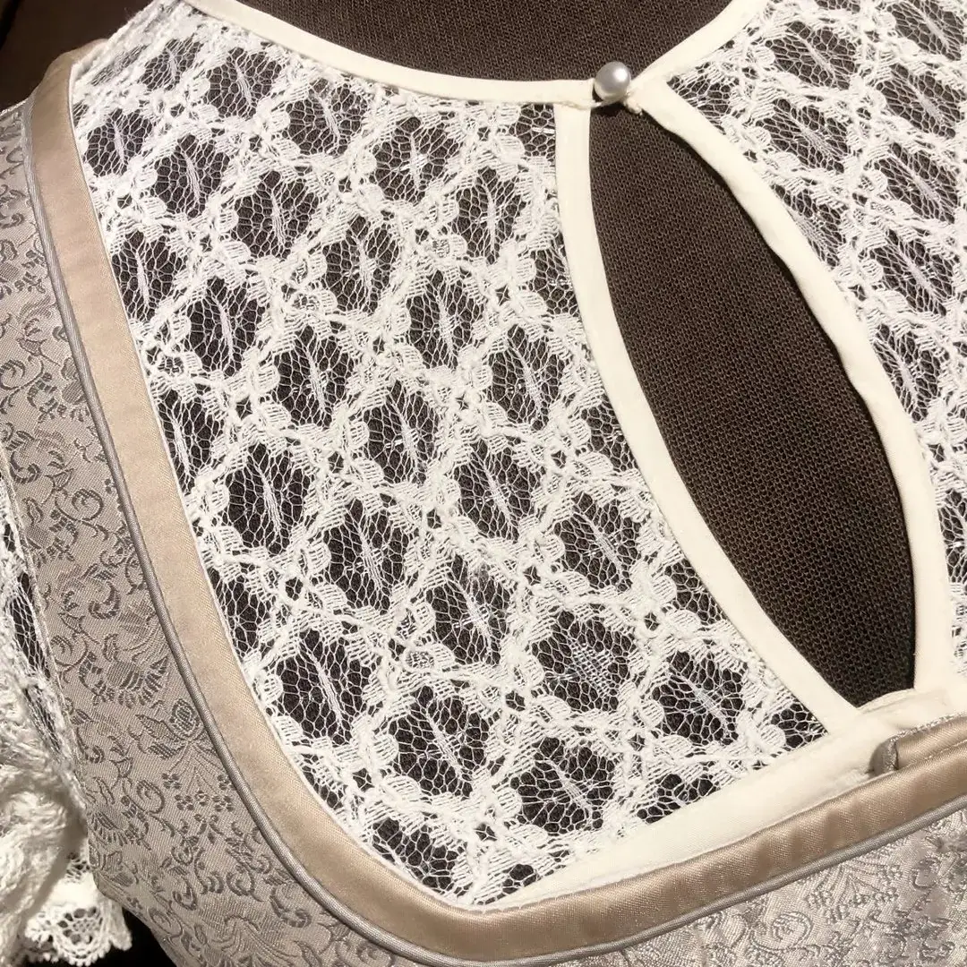Hochgeschlossene Waldorff Dirndlbluse creme No. 2 – Bild 16 – Chiemgauer Heimatwerk Trachten-Onlineshop Hochgeschlossene Waldorff Dirndlbluse creme No. 2 - Bild 16 - Chiemgauer Heimatwerk Trachten-Onlineshop