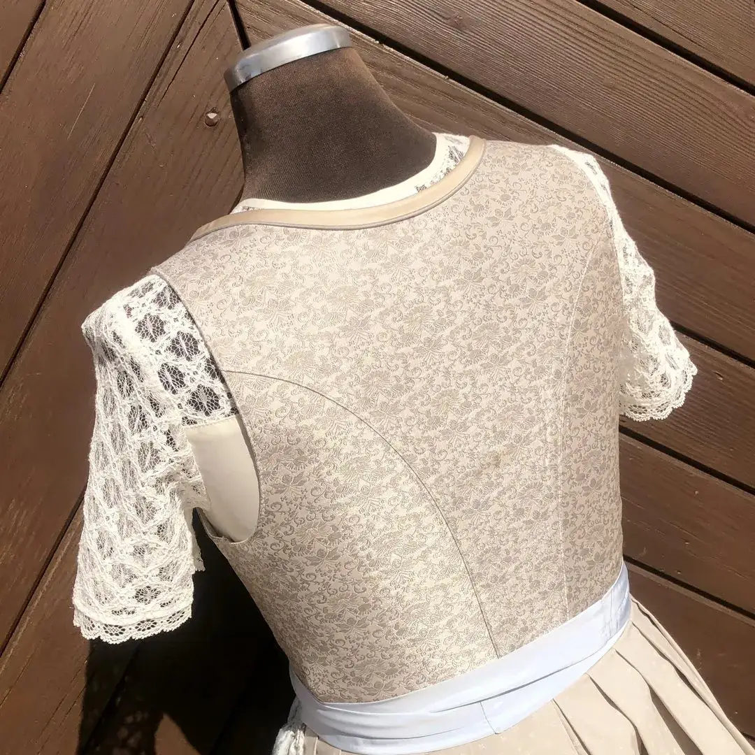 Hochgeschlossene Waldorff Dirndlbluse creme No. 2 – Bild 31 – Chiemgauer Heimatwerk Trachten-Onlineshop Hochgeschlossene Waldorff Dirndlbluse creme No. 2 - Bild 31 - Chiemgauer Heimatwerk Trachten-Onlineshop