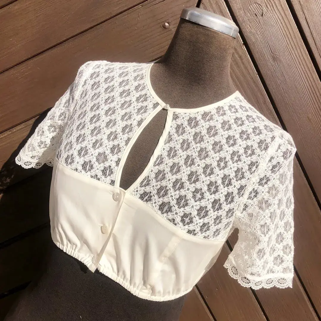 Hochgeschlossene Waldorff Dirndlbluse creme No. 2 – Bild 32 – Chiemgauer Heimatwerk Trachten-Onlineshop Hochgeschlossene Waldorff Dirndlbluse creme No. 2 - Bild 32 - Chiemgauer Heimatwerk Trachten-Onlineshop