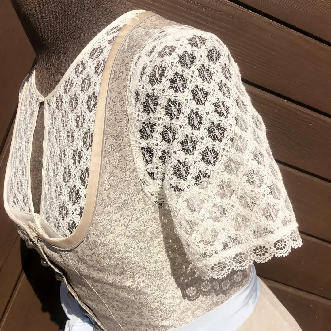 Hochgeschlossene Waldorff Dirndlbluse creme No. 2 – Bild 33 – Chiemgauer Heimatwerk Trachten-Onlineshop Hochgeschlossene Waldorff Dirndlbluse creme No. 2 - Bild 33 - Chiemgauer Heimatwerk Trachten-Onlineshop