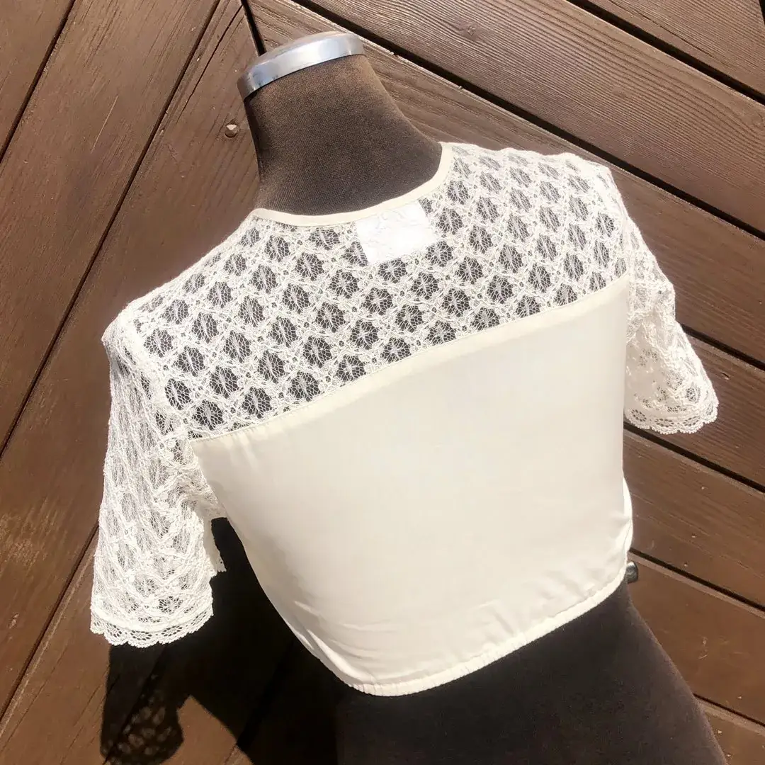 Hochgeschlossene Waldorff Dirndlbluse creme No. 2 – Bild 8 – Chiemgauer Heimatwerk Trachten-Onlineshop Hochgeschlossene Waldorff Dirndlbluse creme No. 2 - Bild 8 - Chiemgauer Heimatwerk Trachten-Onlineshop