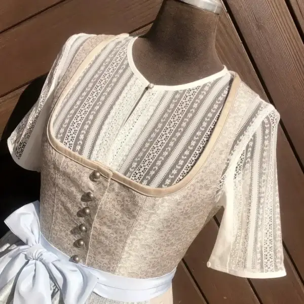 Hochgeschlossene Waldorff Dirndlbluse creme No. 3 – Bild 1 – Chiemgauer Heimatwerk Trachten-Onlineshop Hochgeschlossene Waldorff Dirndlbluse creme No. 3 - Bild 1 - Chiemgauer Heimatwerk Trachten-Onlineshop