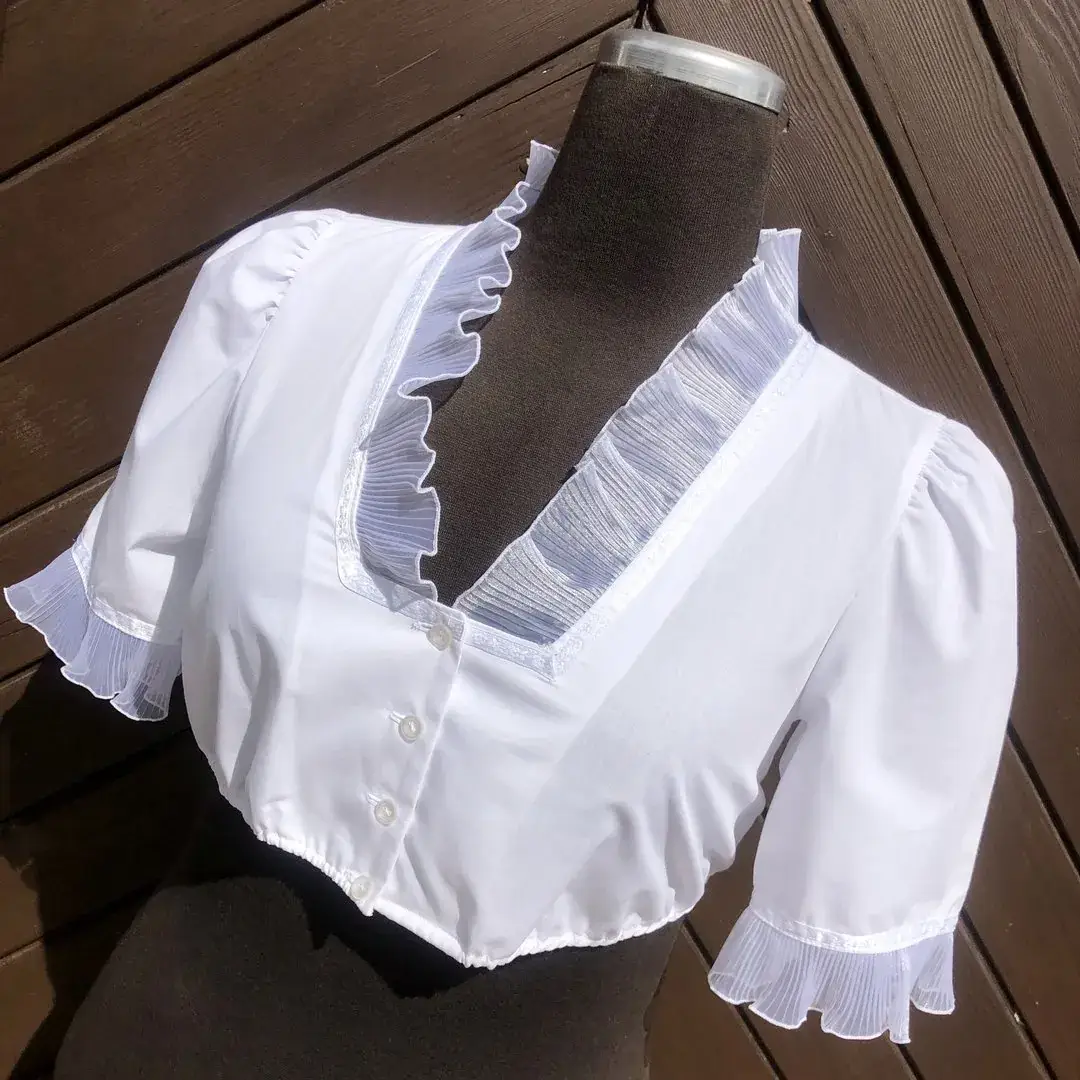 Hochgeschlossene Waldorff Dirndlbluse kurzarm mit Kragen No. 5 – Bild 35 – Chiemgauer Heimatwerk Trachten-Onlineshop Hochgeschlossene Waldorff Dirndlbluse kurzarm mit Kragen No. 5 - Bild 35 - Chiemgauer Heimatwerk Trachten-Onlineshop