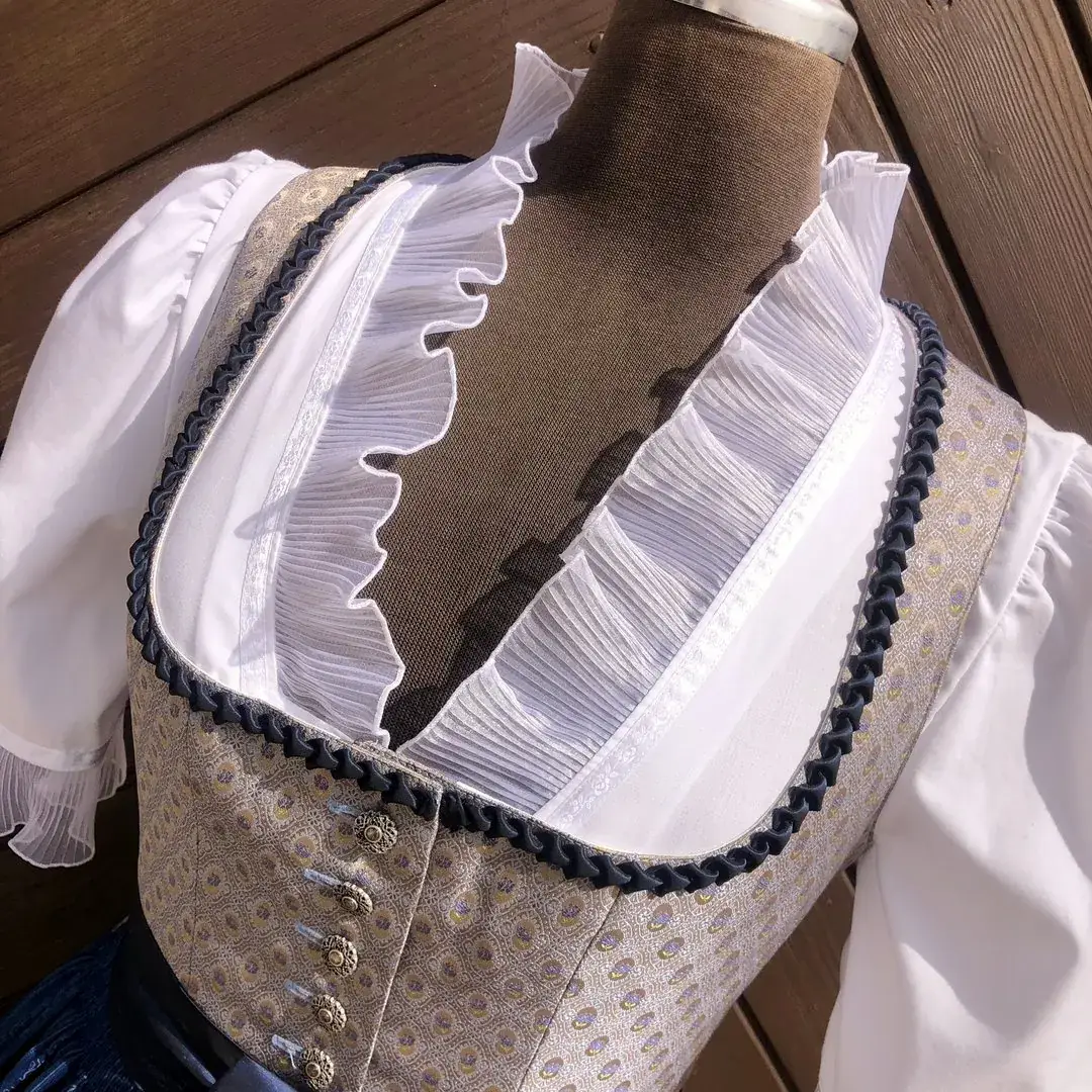 Hochgeschlossene Waldorff Dirndlbluse kurzarm mit Kragen No. 5 – Bild 7 – Chiemgauer Heimatwerk Trachten-Onlineshop Hochgeschlossene Waldorff Dirndlbluse kurzarm mit Kragen No. 5 - Bild 7 - Chiemgauer Heimatwerk Trachten-Onlineshop