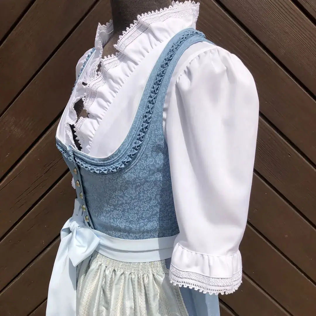 Hochgeschlossene Waldorff Dirndlbluse kurzarm mit Kragen No. 6 – Bild 12 – Chiemgauer Heimatwerk Trachten-Onlineshop Hochgeschlossene Waldorff Dirndlbluse kurzarm mit Kragen No. 6 - Bild 12 - Chiemgauer Heimatwerk Trachten-Onlineshop