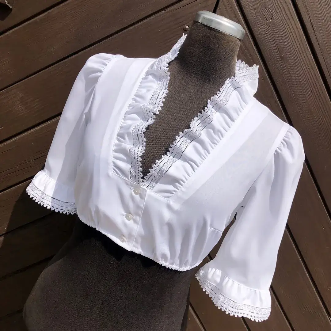 Hochgeschlossene Waldorff Dirndlbluse kurzarm mit Kragen No. 6 – Bild 2 – Chiemgauer Heimatwerk Trachten-Onlineshop Hochgeschlossene Waldorff Dirndlbluse kurzarm mit Kragen No. 6 - Bild 2 - Chiemgauer Heimatwerk Trachten-Onlineshop