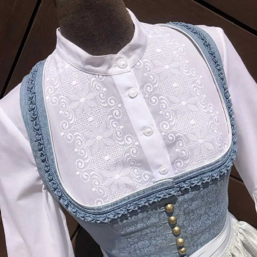 Hochgeschlossene Waldorff Dirndlbluse kurzarm mit Stehkragen No. 2 – Bild 15 – Chiemgauer Heimatwerk Trachten-Onlineshop Hochgeschlossene Waldorff Dirndlbluse kurzarm mit Stehkragen No. 2 - Bild 15 - Chiemgauer Heimatwerk Trachten-Onlineshop