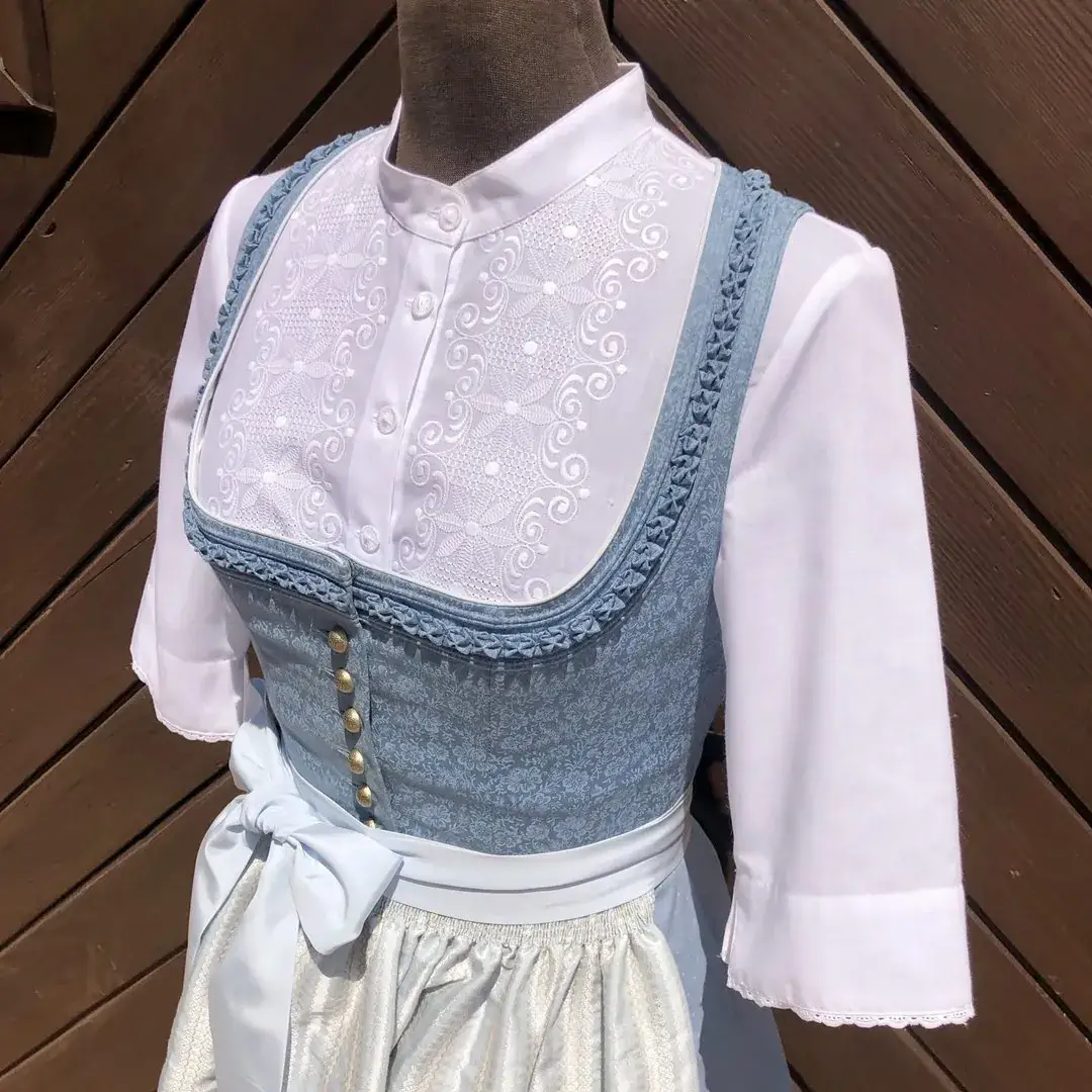 Hochgeschlossene Waldorff Dirndlbluse kurzarm mit Stehkragen No. 2 – Bild 6 – Chiemgauer Heimatwerk Trachten-Onlineshop Hochgeschlossene Waldorff Dirndlbluse kurzarm mit Stehkragen No. 2 - Bild 6 - Chiemgauer Heimatwerk Trachten-Onlineshop