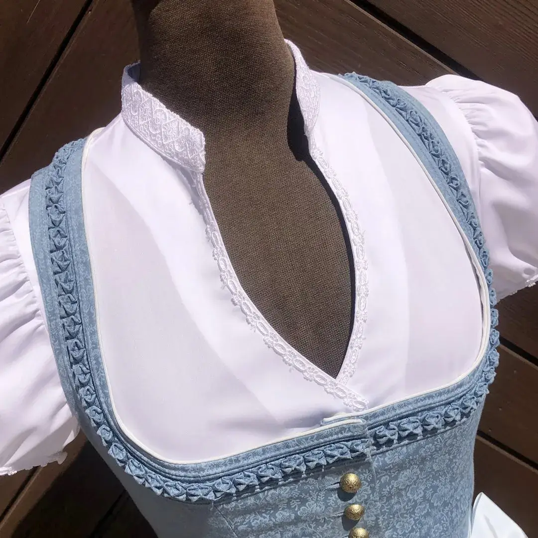 Hochgeschlossene Waldorff Dirndlbluse kurzarm mit Stehkragen No. 3 – Bild 15 – Chiemgauer Heimatwerk Trachten-Onlineshop Hochgeschlossene Waldorff Dirndlbluse kurzarm mit Stehkragen No. 3 - Bild 15 - Chiemgauer Heimatwerk Trachten-Onlineshop