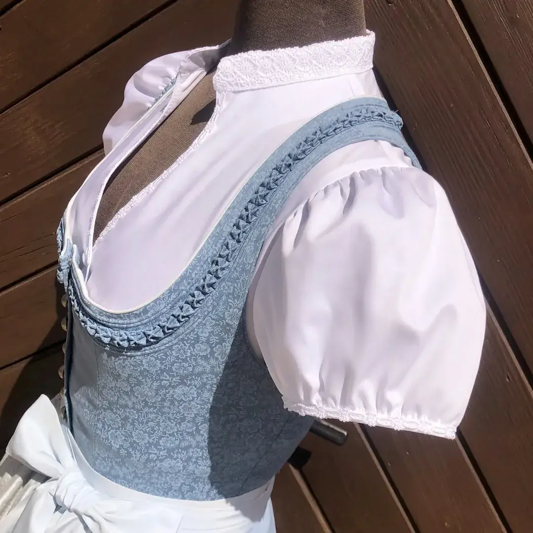 Hochgeschlossene Waldorff Dirndlbluse kurzarm mit Stehkragen No. 3 – Bild 29 – Chiemgauer Heimatwerk Trachten-Onlineshop Hochgeschlossene Waldorff Dirndlbluse kurzarm mit Stehkragen No. 3 - Bild 29 - Chiemgauer Heimatwerk Trachten-Onlineshop