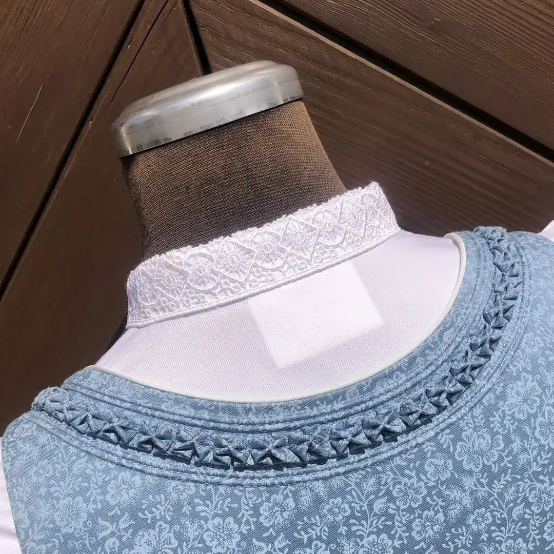 Hochgeschlossene Waldorff Dirndlbluse kurzarm mit Stehkragen No. 3 – Bild 32 – Chiemgauer Heimatwerk Trachten-Onlineshop Hochgeschlossene Waldorff Dirndlbluse kurzarm mit Stehkragen No. 3 - Bild 32 - Chiemgauer Heimatwerk Trachten-Onlineshop
