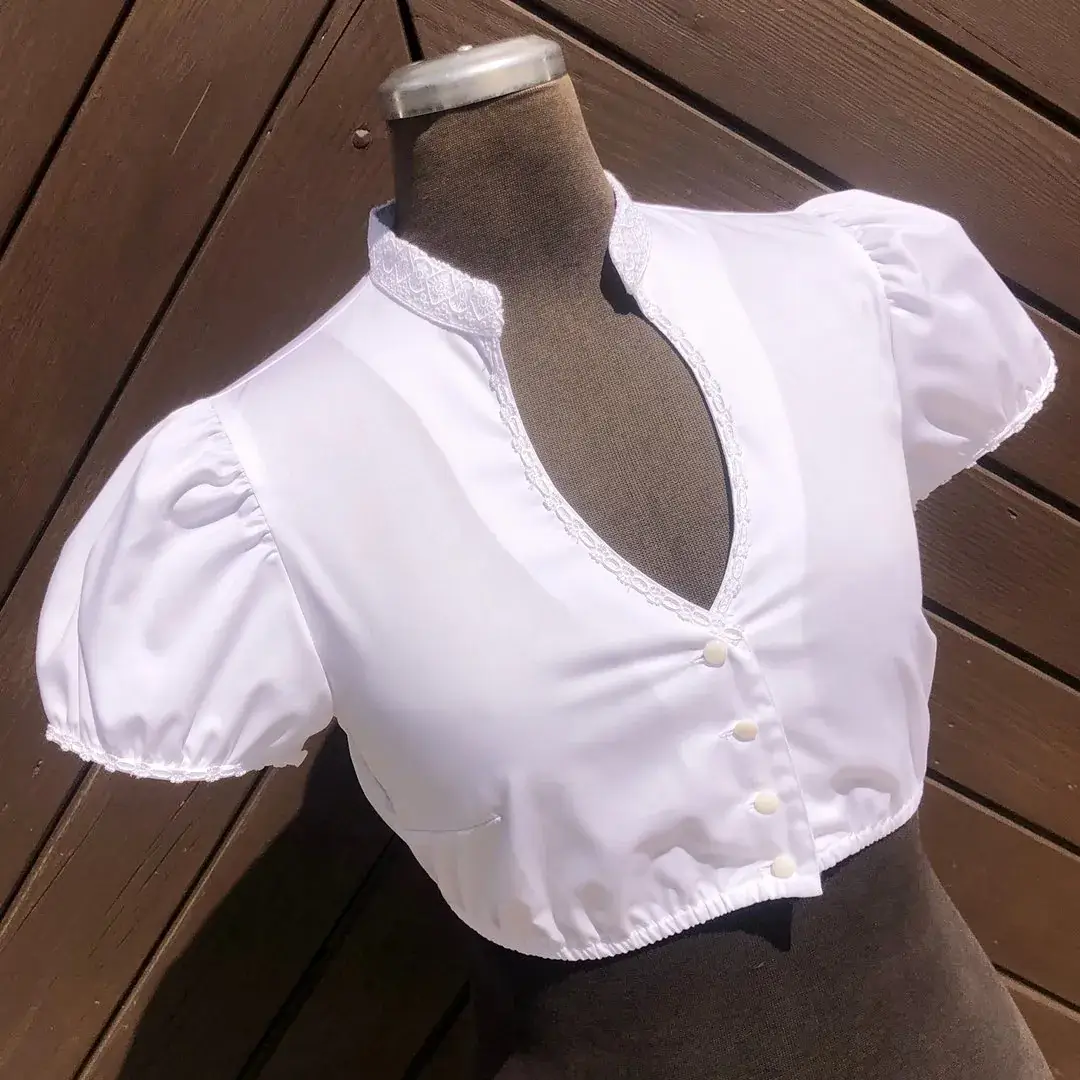 Hochgeschlossene Waldorff Dirndlbluse kurzarm mit Stehkragen No. 3 – Bild 35 – Chiemgauer Heimatwerk Trachten-Onlineshop Hochgeschlossene Waldorff Dirndlbluse kurzarm mit Stehkragen No. 3 - Bild 35 - Chiemgauer Heimatwerk Trachten-Onlineshop