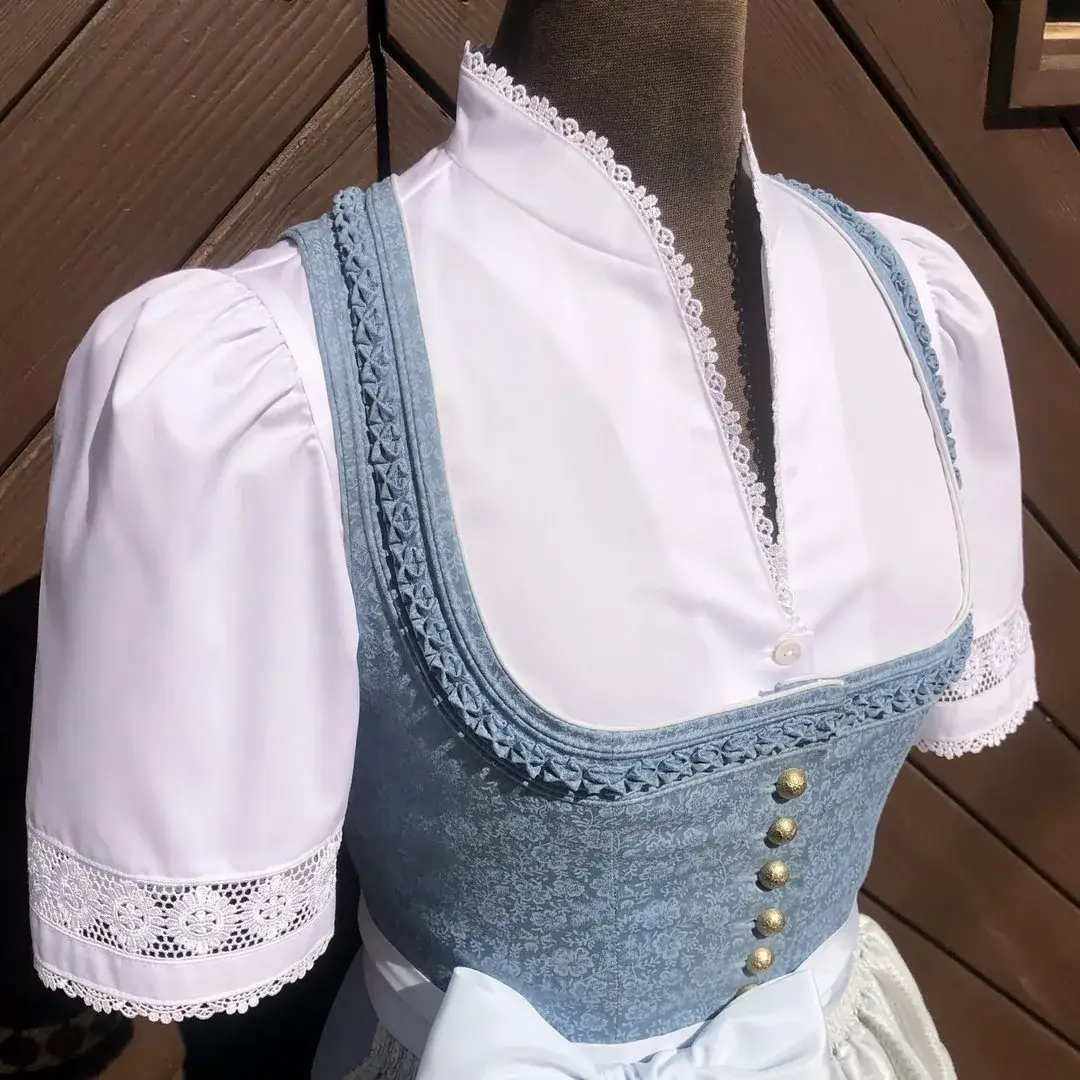 Hochgeschlossene Waldorff Dirndlbluse kurzarm mit Stehkragen No. 6 – Bild 14 – Chiemgauer Heimatwerk Trachten-Onlineshop Hochgeschlossene Waldorff Dirndlbluse kurzarm mit Stehkragen No. 6 - Bild 14 - Chiemgauer Heimatwerk Trachten-Onlineshop